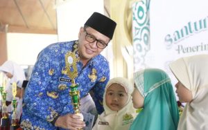 Pj Bupati Pamekasan Berikan Santunan kepada Ratusan Anak Yatim dalam Peringatan Tahun Baru Islam 1446 H