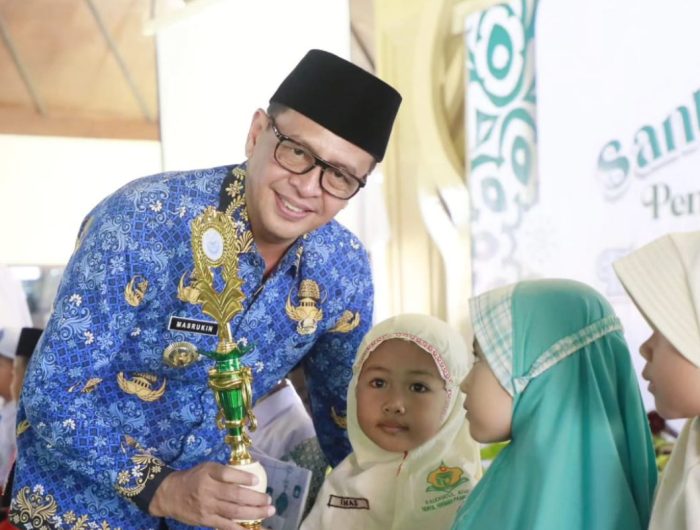 FOTO: Pj Bupati Masrukin memberikan santunan kepada anak yatim binaan Masjid Asy Syuhada.
