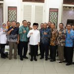 FOTO: Menpan RB Abdullah Azwar Anas (Tengah) saat foto bersama pejabat Pamekasan.