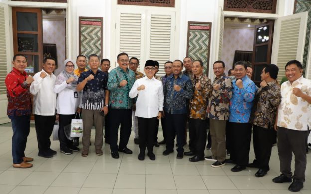 FOTO: Menpan RB Abdullah Azwar Anas (Tengah) saat foto bersama pejabat Pamekasan.