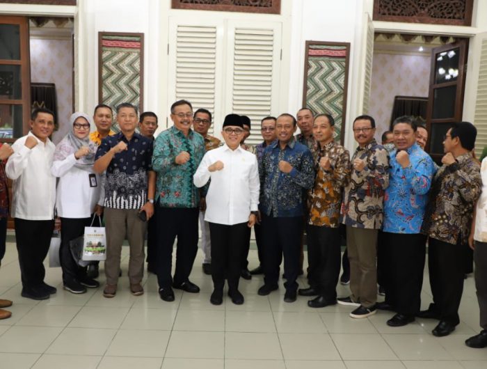 FOTO: Menpan RB Abdullah Azwar Anas (Tengah) saat foto bersama pejabat Pamekasan.
