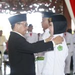 FOTO: Pj bupati Pamekasan mengukuhkan Petugas Paskibraka di Mandhapa Aghung Ronggosukowati.