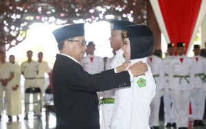 Pj Bupati Pamekasan Kukuhkan 74 Paskibraka HUT RI ke-79