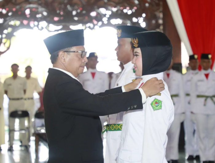 FOTO: Pj bupati Pamekasan mengukuhkan Petugas Paskibraka di Mandhapa Aghung Ronggosukowati.
