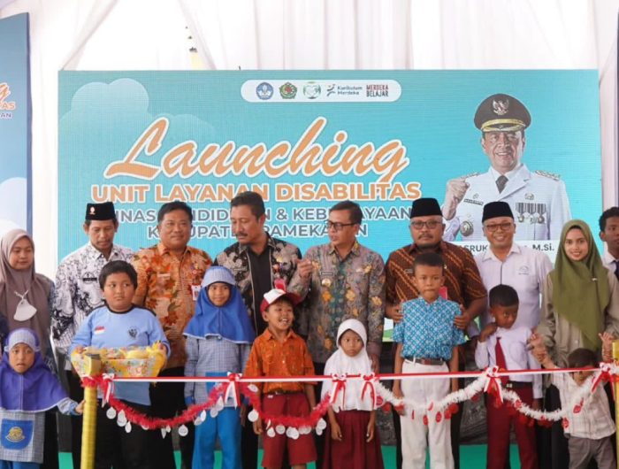 Foto: Pj Bupati Pamekasan (tengah) meresmikan Unit Layanan Disabilitas didampingi beberapa Pimpinan OPD.