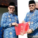 Foto: Pj Bupati Pamekasan Masrukin (kiri) saat menerima penganugerahan tanda kehormatan Satyalancana Karya Satya dari Presiden Joko Widodo yang diserahkan oleh Sekda Achmad Faisol.