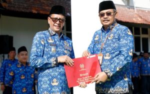 Pj Bupati Pamekasan Terima Satya Lancana Karya Satya dari Presiden Jokowi