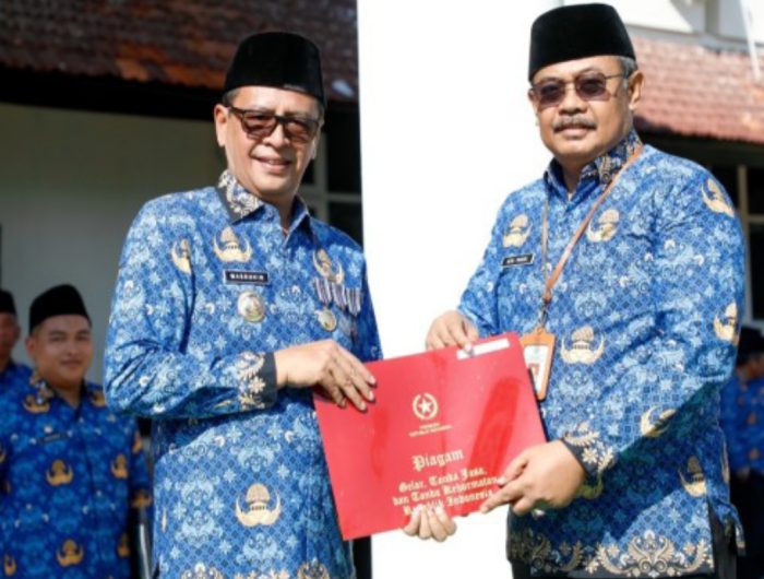Foto: Pj Bupati Pamekasan Masrukin (kiri) saat menerima penganugerahan tanda kehormatan Satyalancana Karya Satya dari Presiden Joko Widodo yang diserahkan oleh Sekda Achmad Faisol.