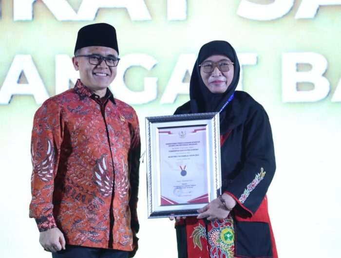 FOTO: Plt. Bupati Sumenep Hj. Dewi Khalifah saat menerima penghargaan dari Menteri PAN-RB Abdullah Azwar Anas. (Foto: istimewa)