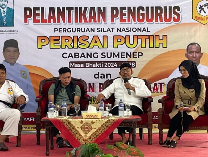 FOTO: Achmad Fauzi Wongsojudo selaku pembina saat menghadiri pelantikan pengurus Perguruan Silat Nasional (PSN) Perisai Putih Cabang Sumenep. Minggu (13/10/2024) di Pendopo Keraton.