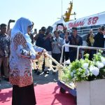 FOTO: Plt. Bupati Sumenep Dewi Kholifah saat meluncurkan pelayaran perdana kapal cepat Express Bahari 8B, dengan rute baru Kalianget menuju Pulau Sapudi, Ra’as dan Jangkar Situbondo.