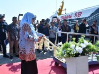 FOTO: Plt. Bupati Sumenep Dewi Kholifah saat meluncurkan pelayaran perdana kapal cepat Express Bahari 8B, dengan rute baru Kalianget menuju Pulau Sapudi, Ra’as dan Jangkar Situbondo.