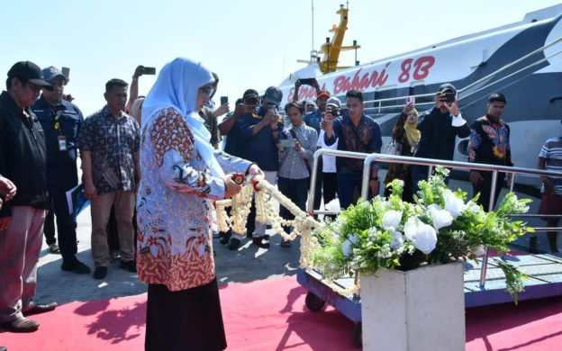 FOTO: Plt. Bupati Sumenep Dewi Kholifah saat meluncurkan pelayaran perdana kapal cepat Express Bahari 8B, dengan rute baru Kalianget menuju Pulau Sapudi, Ra’as dan Jangkar Situbondo.