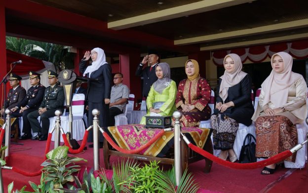 FOTO: Plt. Bupati Sumenep Dewi Khalifah saat menjadi pemimpin upacara peringatan Hari Kesaktian Pancasila, di halaman Kantor Bupati, Selasa (01/10/2024).