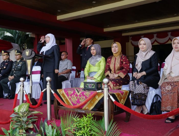 FOTO: Plt. Bupati Sumenep Dewi Khalifah saat menjadi pemimpin upacara peringatan Hari Kesaktian Pancasila, di halaman Kantor Bupati, Selasa (01/10/2024).