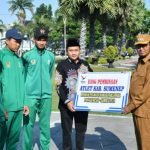 FOTO: Bupati Sumenep Achmad Fauzi Wongsojudo saat menyerahkan penghargaan kepada para atlet berprestasi beberapa waktu lalu sebelum cuti mencalonkan diri di periode kedua. (Panji Agira/wartazone.com)