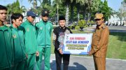 FOTO: Bupati Sumenep Achmad Fauzi Wongsojudo saat menyerahkan penghargaan kepada para atlet berprestasi beberapa waktu lalu sebelum cuti mencalonkan diri di periode kedua. (Panji Agira/wartazone.com)