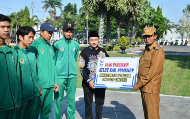 FOTO: Bupati Sumenep Achmad Fauzi Wongsojudo saat menyerahkan penghargaan kepada para atlet berprestasi beberapa waktu lalu sebelum cuti mencalonkan diri di periode kedua. (Panji Agira/wartazone.com)