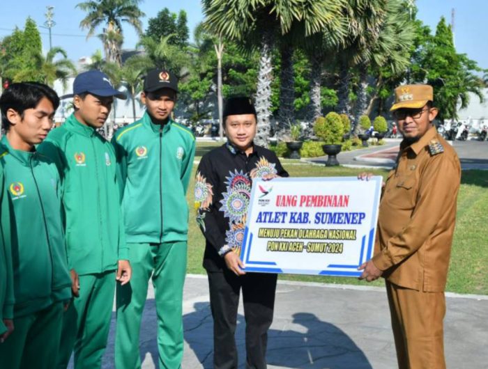 FOTO: Bupati Sumenep Achmad Fauzi Wongsojudo saat menyerahkan penghargaan kepada para atlet berprestasi beberapa waktu lalu sebelum cuti mencalonkan diri di periode kedua. (Panji Agira/wartazone.com)