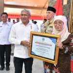 FOTO: Plt Bupati Sumenep, Dewi Khalifah, menerima penghargaan dari BNN RI, dalam acara “Konferensi Pers Kolaborasi Pengungkapan Kasus Tindak Pidana Narkotika dan Ikrar Bersama Mewujudkan Madura Bersinar”, di Pendopo Agung, Bangkalan.