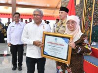 FOTO: Plt Bupati Sumenep, Dewi Khalifah, menerima penghargaan dari BNN RI, dalam acara “Konferensi Pers Kolaborasi Pengungkapan Kasus Tindak Pidana Narkotika dan Ikrar Bersama Mewujudkan Madura Bersinar”, di Pendopo Agung, Bangkalan.