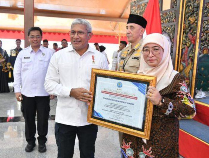 FOTO: Plt Bupati Sumenep, Dewi Khalifah, menerima penghargaan dari BNN RI, dalam acara “Konferensi Pers Kolaborasi Pengungkapan Kasus Tindak Pidana Narkotika dan Ikrar Bersama Mewujudkan Madura Bersinar”, di Pendopo Agung, Bangkalan.