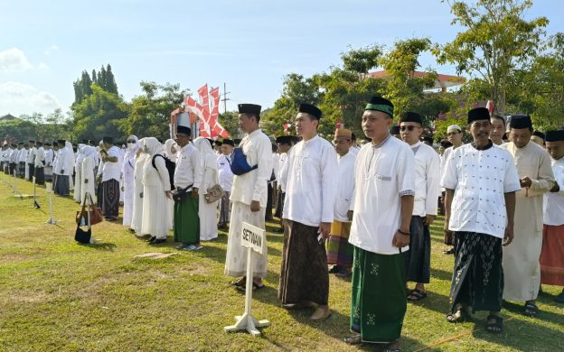 FOTO: Pemkab Sumenep mewajibkan Aparatur Sipil Negara (ASN) dan non ASN di lingkungan Pemerintah setempat berpakaian santri dalam rangka memperingati Hari Santri Nasional (HSN) tahun 2024.