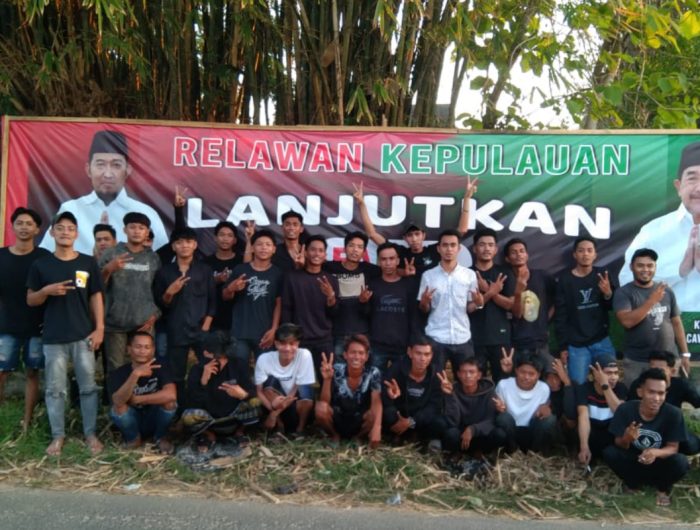 FOTO: Puluhan pemuda militan Achmad Fauzi Wongsojudo yang tergabung pada Komunitas Black Cobra Kecamatan Arjasa, Kepulauan Kangean deklarasi dukungan terhadap calon bupati dan wakil bupati Sumenep nomor urut 02, Fauzi-Kiai Imam Hasyim (FAHAM), Sabtu, (26/10/2024).