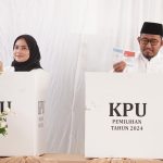 FOTO: Bupati Sumenep Achmad Fauzi Wongsojudo bersama istri Nia Kurnia Fauzi, menjadi pemilih pertama di Tempat Pemungutan Suara (TPS) pada Pilkada 2024, Rabu (27/11/2024).