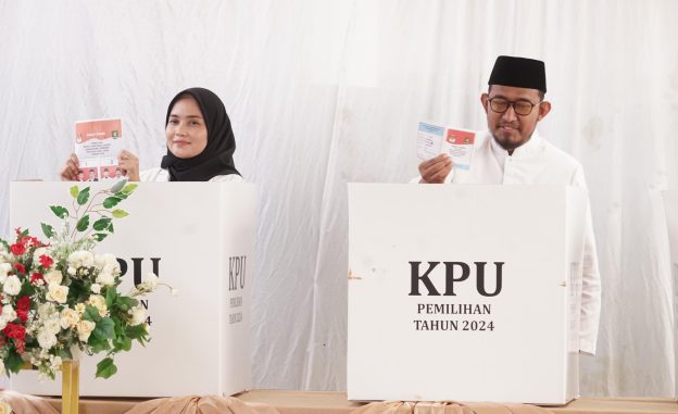 FOTO: Bupati Sumenep Achmad Fauzi Wongsojudo bersama istri Nia Kurnia Fauzi, menjadi pemilih pertama di Tempat Pemungutan Suara (TPS) pada Pilkada 2024, Rabu (27/11/2024).