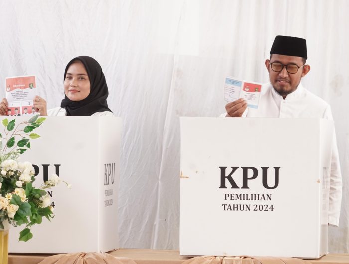 FOTO: Bupati Sumenep Achmad Fauzi Wongsojudo bersama istri Nia Kurnia Fauzi, menjadi pemilih pertama di Tempat Pemungutan Suara (TPS) pada Pilkada 2024, Rabu (27/11/2024).
