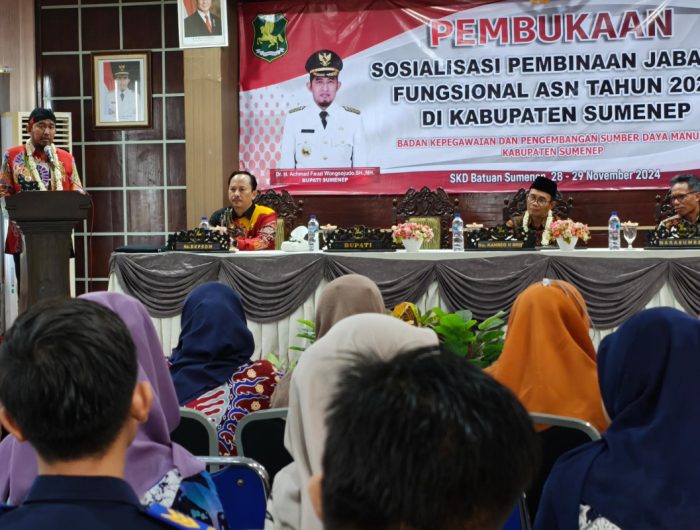 FOTO: Bupati Sumenep Achmad Fauzi Wongsojudo menyampaikan amanah saat sosialisasi Pembinaan Jabatan Fungsional ASN, di SKD Batuan, Kamis (28/11/2024).