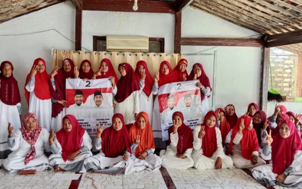 FOTO: Anggota Muslimat NU Pulau Giliraja menyatakan siap mendukung dan memenangkan pasangan calon Bupati Sumenep, Achmad Fauzi Wongsojudo dan KH. Imam Hasyim (FAHAM), dalam Pilkada Sumenep 2024.