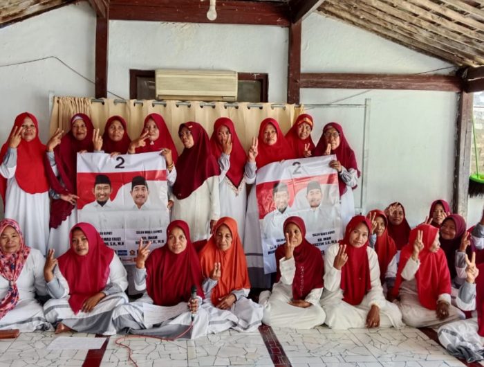 FOTO: Anggota Muslimat NU Pulau Giliraja menyatakan siap mendukung dan memenangkan pasangan calon Bupati Sumenep, Achmad Fauzi Wongsojudo dan KH. Imam Hasyim (FAHAM), dalam Pilkada Sumenep 2024.