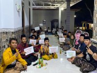 FOTO: Pemuda kecamatan Pragaan yang tergabung dalam Tunas Muda Achmad Fauzi (AF) melakukan deklarasi pemenangan di desa Pakamban Daya, Senin (04/11/2024) malam.