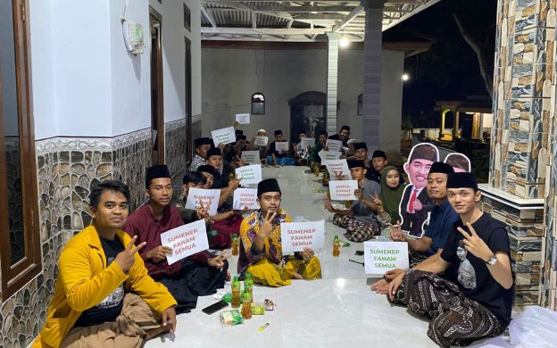 FOTO: Pemuda kecamatan Pragaan yang tergabung dalam Tunas Muda Achmad Fauzi (AF) melakukan deklarasi pemenangan di desa Pakamban Daya, Senin (04/11/2024) malam.