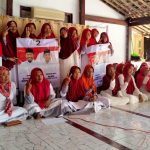 FOTO: Emak-emak yang tergabung dalam perkumpulan pengajian dan sholawatan menyatakan siap mendukung dan memenangkan pasangan calon Bupati Sumenep, Achmad Fauzi Wongsojudo dan KH. Imam Hasyim (FAHAM), dalam Pilkada Sumenep 2024.