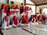 FOTO: Emak-emak yang tergabung dalam perkumpulan pengajian dan sholawatan menyatakan siap mendukung dan memenangkan pasangan calon Bupati Sumenep, Achmad Fauzi Wongsojudo dan KH. Imam Hasyim (FAHAM), dalam Pilkada Sumenep 2024.