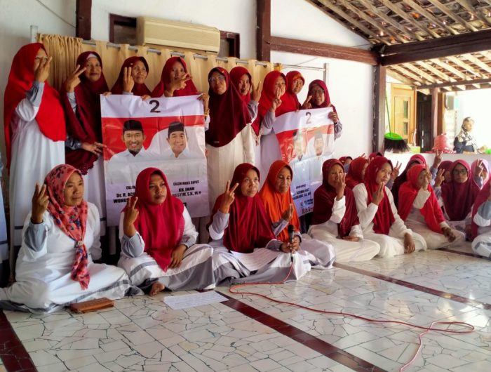 FOTO: Emak-emak yang tergabung dalam perkumpulan pengajian dan sholawatan menyatakan siap mendukung dan memenangkan pasangan calon Bupati Sumenep, Achmad Fauzi Wongsojudo dan KH. Imam Hasyim (FAHAM), dalam Pilkada Sumenep 2024.
