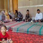 FOTO: Pengasuh Pondok Pesantren Anwarul Abror, Kecamatan Dungkek, KH Tirmidzi dan Cabup Sumenep Achmad Fauzi Wongsojudo saat deklarasi dukungan yang dihadiri masyarakat dan para guru ngaji. Selasa (5/11/2024).