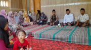 FOTO: Pengasuh Pondok Pesantren Anwarul Abror, Kecamatan Dungkek, KH Tirmidzi dan Cabup Sumenep Achmad Fauzi Wongsojudo saat deklarasi dukungan yang dihadiri masyarakat dan para guru ngaji. Selasa (5/11/2024).
