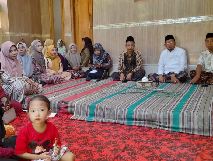 FOTO: Pengasuh Pondok Pesantren Anwarul Abror, Kecamatan Dungkek, KH Tirmidzi dan Cabup Sumenep Achmad Fauzi Wongsojudo saat deklarasi dukungan yang dihadiri masyarakat dan para guru ngaji. Selasa (5/11/2024).