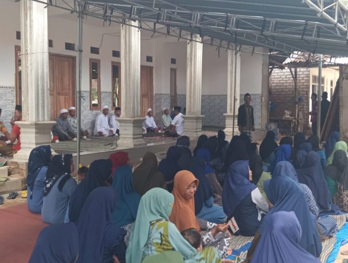 FOTO: Ratusan emak-emak Desa Beringin, Kecamatan Dasuk, Kabupaten Sumenep, saat mendeklarasikan dukungan kepada pasangan calon Bupati Achmad Fauzi Wongsojudo dan KH Imam Hasyim (FAHAM).