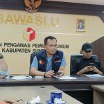 FOTO: ketua Bawaslu Sumenep bersama para komisioner saat menggelar konferensi pers hasil pemeriksaan laporan netralitas ASN. Selasa (12 November 2024).