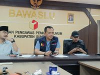 FOTO: ketua Bawaslu Sumenep bersama para komisioner saat menggelar konferensi pers hasil pemeriksaan laporan netralitas ASN. Selasa (12 November 2024).