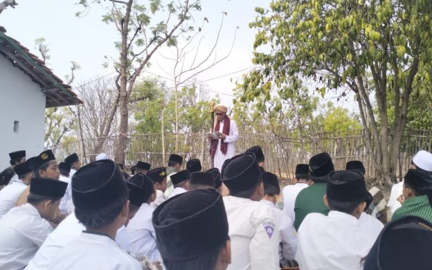 FOTO: Warga pulau Giliraja menggelar shalat istisqa (shalat minta hujan), di asta Bhujuk Anten Desa Jate, sebagai ikhtiar meminta pertolongan kepada yang maha kuasa akibat kemarau panjang yang melanda. Selasa (12/11/2024).