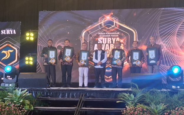 FOTO: Pemerintah Kabupaten Sumenep menerima penghargaan bergengsi dari Harian Surya dan TribunJatimNetwork dalam peringatan Hari Ulang Tahun (HUT) Harian Surya ke-35.