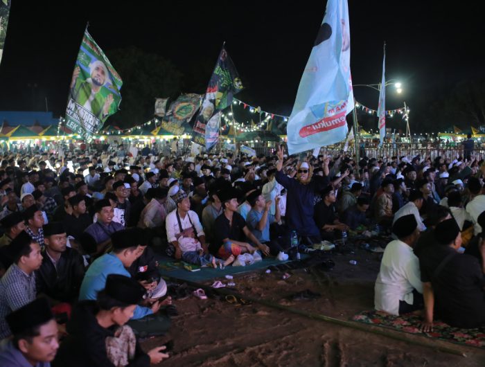 FOTO: Ribuan masyarakat Sumenep memadati acara Faham Bershalawat bersama pasangan calon Bupati dan Wakil Bupati Sumenep nomor urut 2, Achmad Fauzi – KH Imam Hasyim. Sabtu malam (16/11/2024).