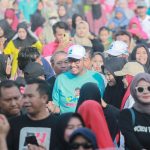 FOTO: Calon Bupati Sumenep nomor urut 02, Achmad Fauzi Wongsojudo, berbaur bersama ratusan emak-emak saat senam bereng di area Stadion A. Yani, Panglegur, Minggu pagi (17/11/2024).