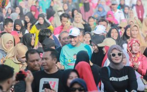 Cabup Achmad Fauzi Senam Bareng Ratusan Emak-Emak di Stadion A. Yani